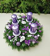 Dekorácie - adventný veniec fialový 30 cm s perleťovými sviečkami - 16154928_