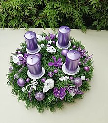 Dekorácie - adventný veniec fialový 30 cm s perleťovými sviečkami - 16154928_