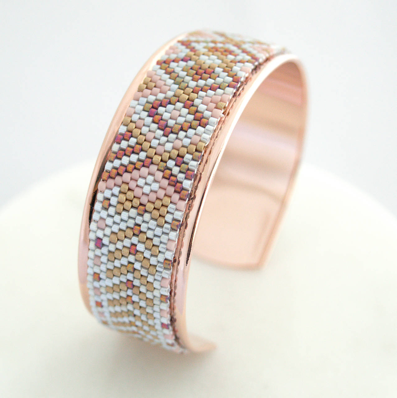 Pevný mosadzný náramok s korálkovým prúžkom 