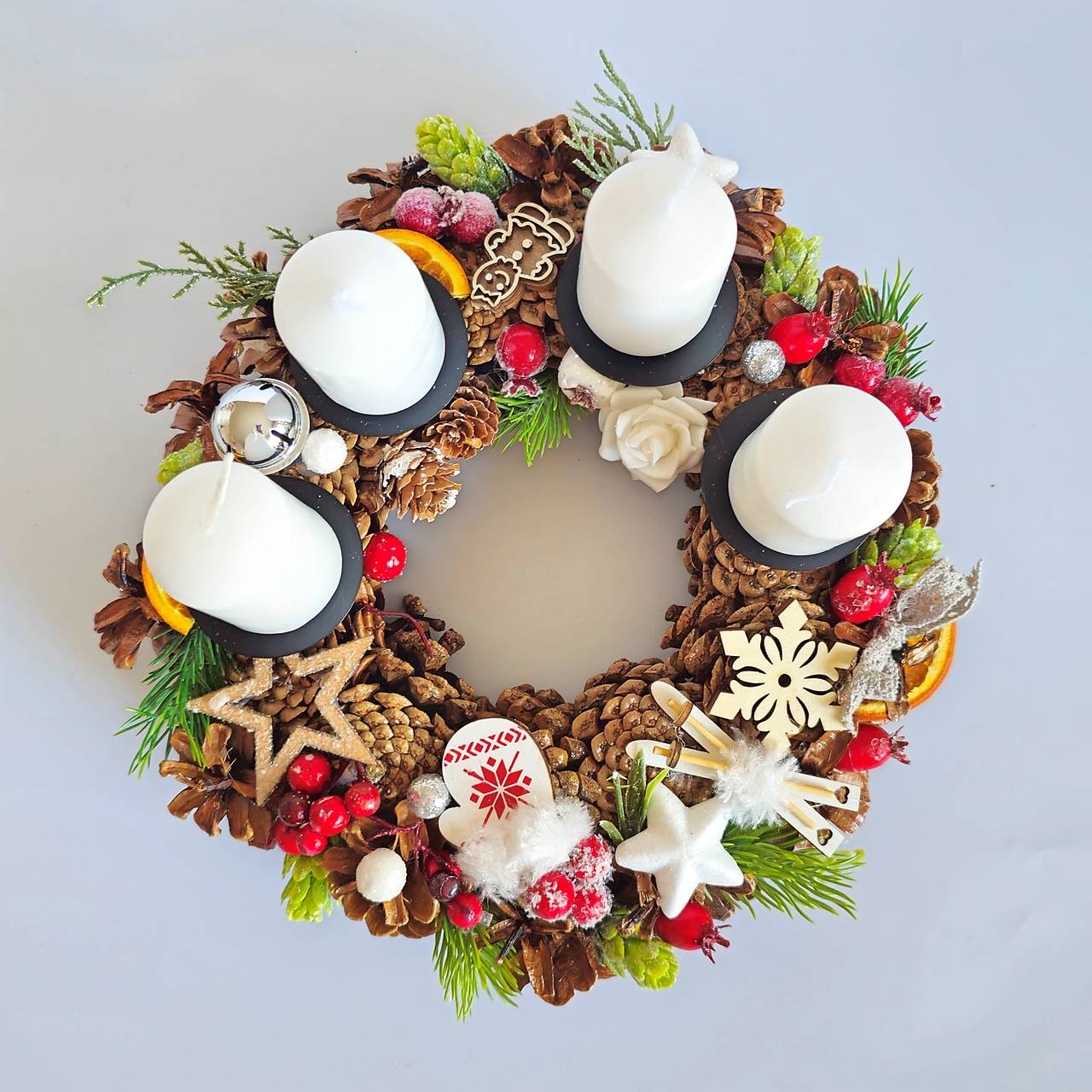 Adventný veniec bielo-červeno-čierny – prírodný šiškový veniec