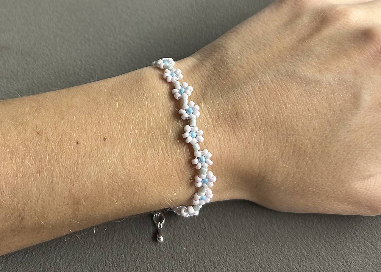 Kvietkový náramok zo sklenených rokajlových korálok