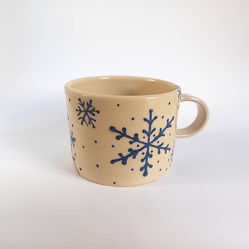 Šálka s modrými vločkami