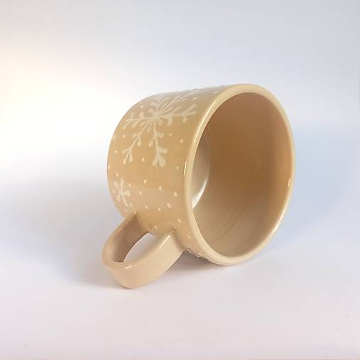 Šálka s bielymi vločkami