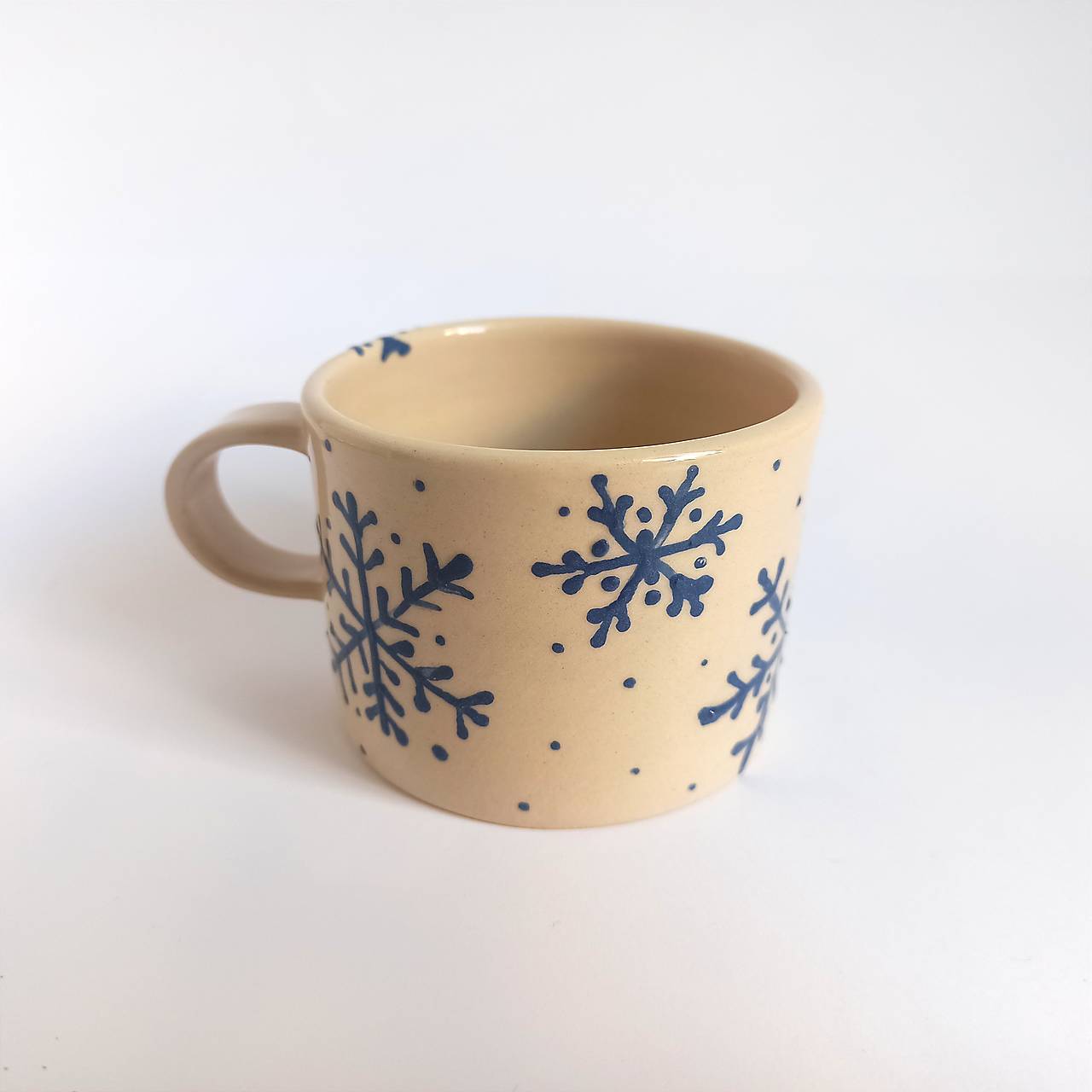 Šálka s modrými vločkami