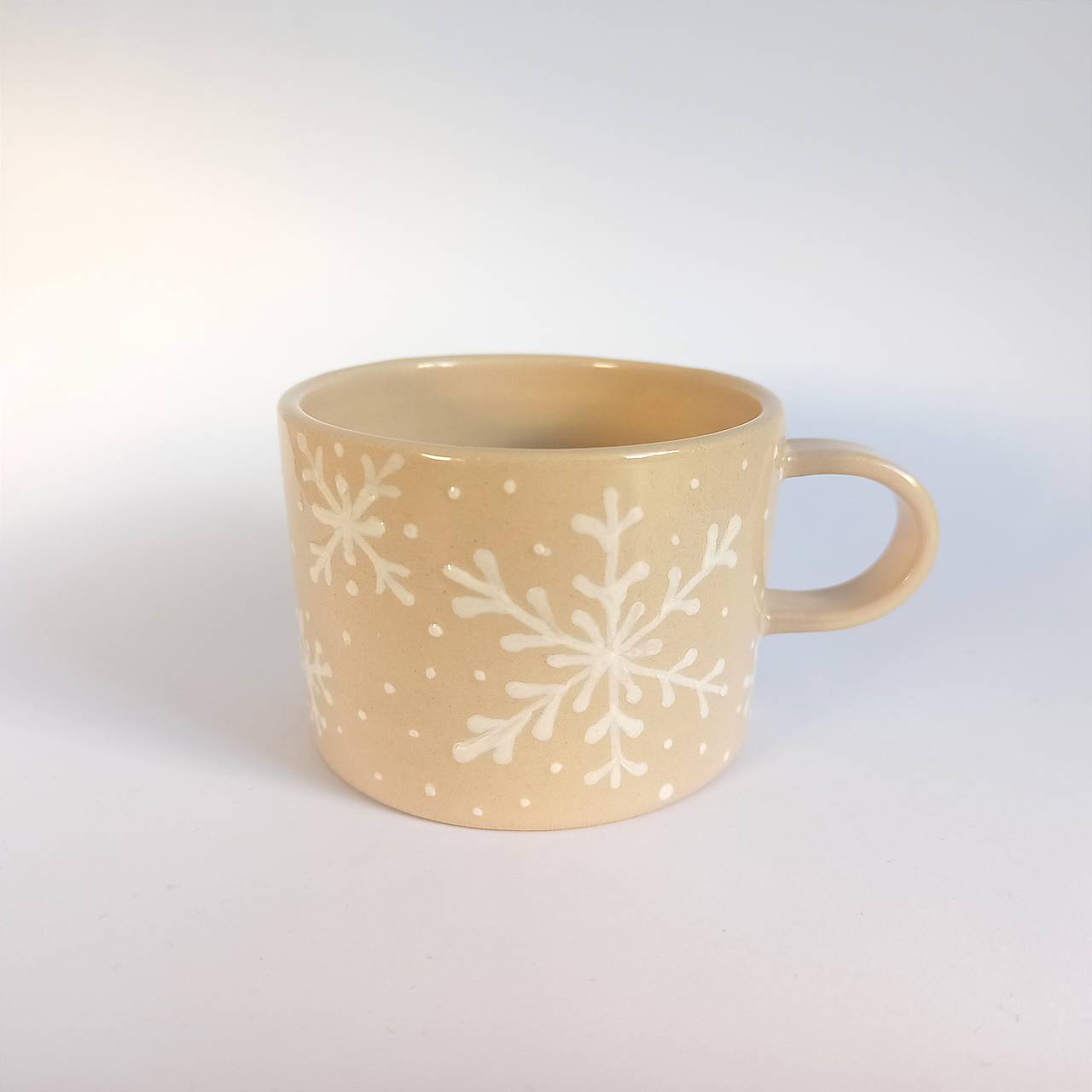 Šálka s bielymi vločkami