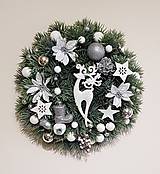 Dekorácie - vianočný veniec bielo-strieborný 29 cm s jelenčekom - 16164186_