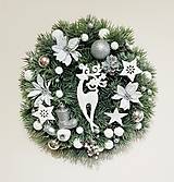 Dekorácie - vianočný veniec bielo-strieborný 29 cm s jelenčekom - 16164187_