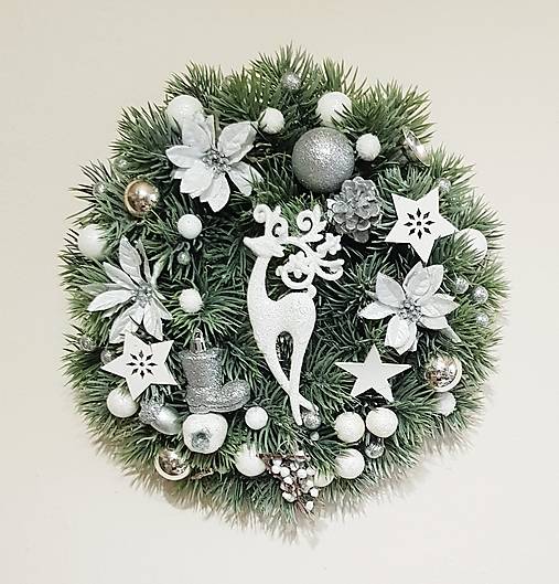 vianočný veniec bielo-strieborný 29 cm s jelenčekom