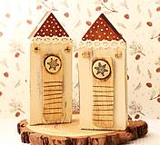 Dekorácie - Vianočný dreveno-keramický domček s vločkami - 16165044_