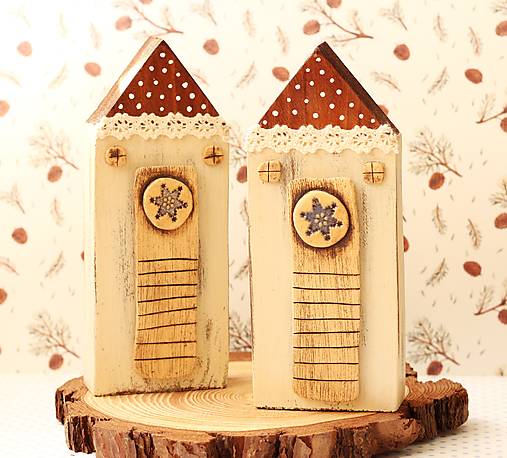 Vianočný dreveno-keramický domček s vločkami