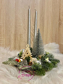 Dekorácie - Stojaca vianočná dekorácia so strieborným stromčekom a sviečkami - 16163758_
