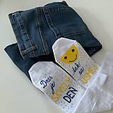 Ponožky, pančuchy, obuv - Motivačné maľované ponožky s nápisom "Dnes je skvelý deň, tak sa USMEJ" (biele so slniečkom) - 16168782_