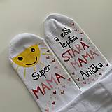 Ponožky, pančuchy, obuv - Maľované ponožky s nápisom : "Super MAMA/ ešte lepšia STARÁ MAMA meno" (biele so slniečkom) - 16168880_