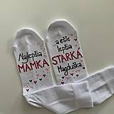 Ponožky, pančuchy, obuv - Maľované ponožky s nápisom : "Najlepšia MAMKA a ešte lepšia STARKÁ" (Biele) - 16168920_