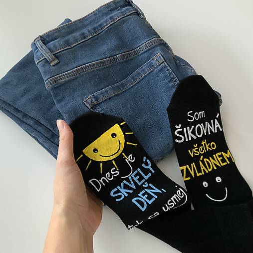 Motivačné maľované ponožky s nápisom: “Dnes je skvelý deň, tak sa usmej / Som šikovná, všetko zvládnem” (tmavomodré)