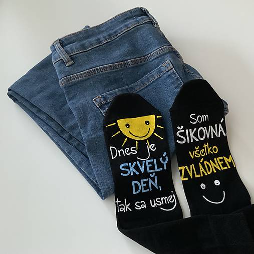 Motivačné maľované ponožky s nápisom: “Dnes je skvelý deň, tak sa usmej / Som šikovná, všetko zvládnem” (tmavomodré)