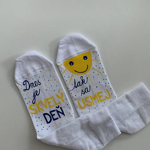 Motivačné maľované ponožky s nápisom "Dnes je skvelý deň, tak sa USMEJ" (biele so slniečkom)