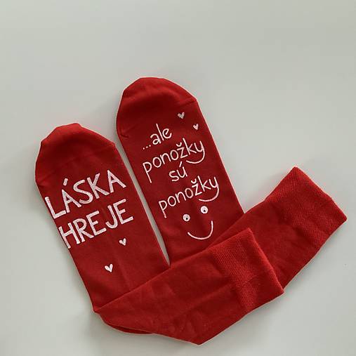 Maľované ponožky s nápisom “LÁSKA HREJE, ale ponožky sú ponožky :) (červené)