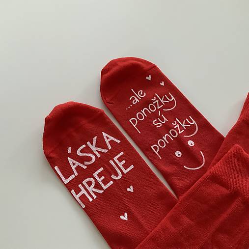 Maľované ponožky s nápisom “LÁSKA HREJE, ale ponožky sú ponožky :) (červené)