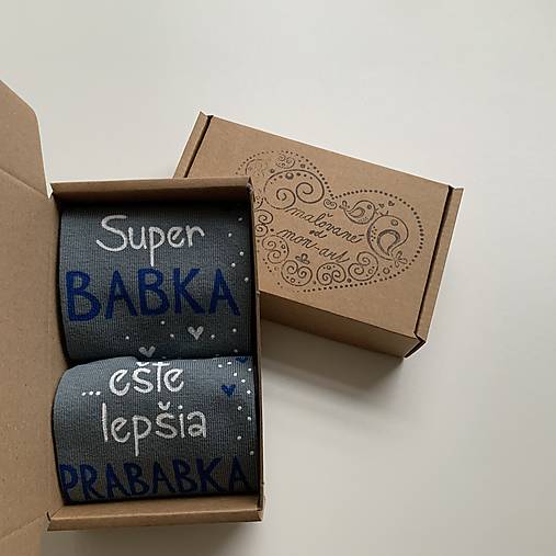 Maľované ponožky s nápisom : "Super BABKA/ ešte lepšia PRABABKA"