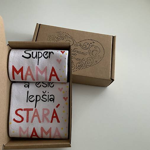 Maľované ponožky s nápisom : "Super MAMA/ ešte lepšia STARÁ MAMA meno" (biele so slniečkom)