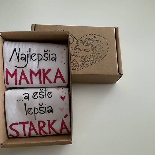 Maľované ponožky s nápisom : "Najlepšia MAMKA a ešte lepšia STARKÁ" (Biele)