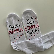 Ponožky, pančuchy, obuv - Maľované ponožky s nápisom : "Najlepšia MAMKA a ešte lepšia STARKÁ" (Biele) - 16168920_