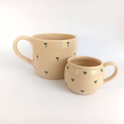 Šálka so zelenými srdiečkami