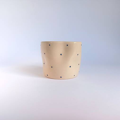 Šálka tvarovaná modré bodky