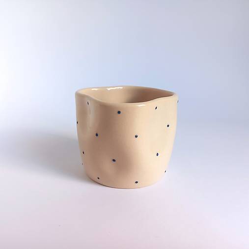 Šálka tvarovaná modré bodky