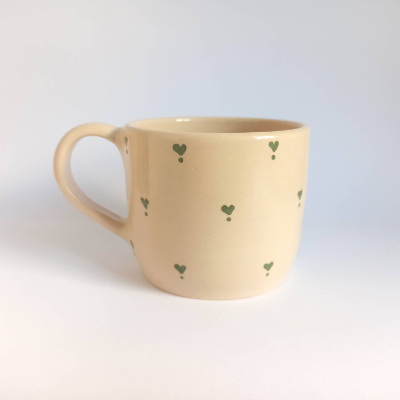 Šálka so zelenými srdiečkami