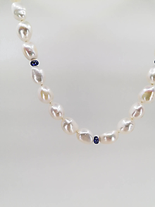 Náhrdelníky - Náhrdelník z barokových perál a modrých zafírov - 16169017_