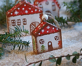 Dekorácie - Vianočná masívna rozprávková ozdoba domček malý - 16171236_