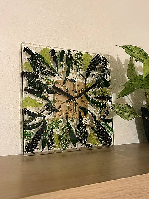 Hodiny - Priehľadné nástenné hodiny s papraďou “Stratené v pralese” - 16173366_