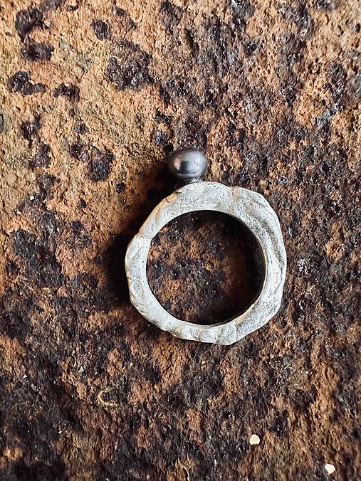 Strieborný prsteň s perlou z kolekcie Wanderlust