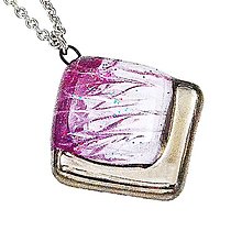 Náhrdelníky - Náhrdelník fialovobiely, české sklo zdobené platinou a trblietkami, štvorcový tvar - 16175292_