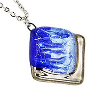 Náhrdelníky - Náhrdelník modrobiely, české sklo zdobené platinou a trblietkami, štvorcový tvar - 16175331_