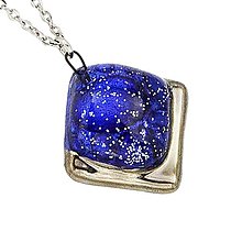 Náhrdelníky - Modrý náhrdelník, české bublinkové sklo zdobené platinou a trblietkami, štvorcový tvar - 16175377_