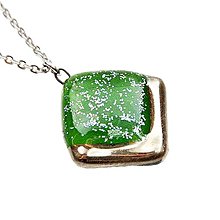 Náhrdelníky - Zelený náhrdelník, české sklo zdobené platinou a trblietkami, štvorcový tvar - 16175402_