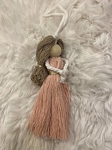 Dekorácie - Vianočný makramé anjel - 12 cm (Svetlohnedé vlasy, ružové šaty) - 16175732_