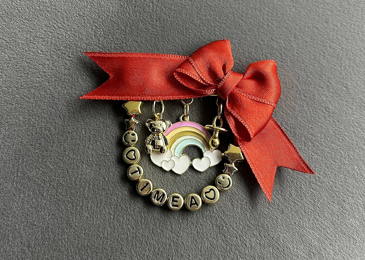 Mašlička proti urieknutiu na kočík/vajíčko s mackom, dúhou, cumlíkom a menom