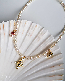 Náhrdelníky - Perlový náhrdelník s anjelmi a rubínom - 16175814_