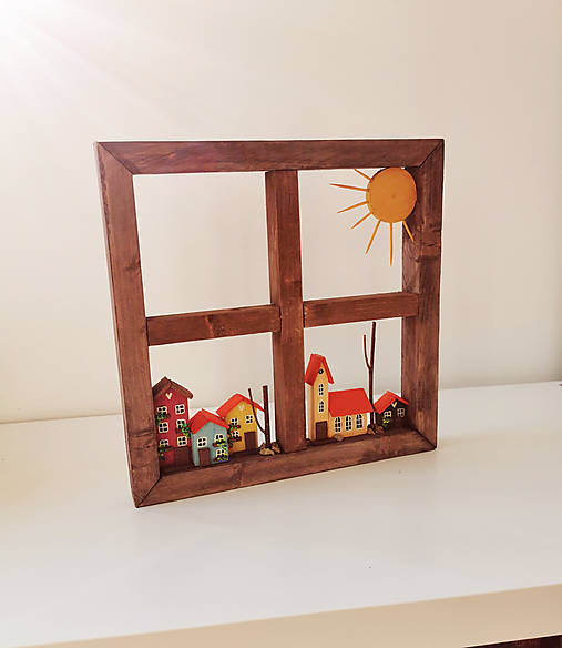 Drevený obrázok v tvare okna s malými domčekmi