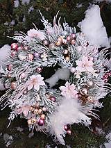 Dekorácie - Vianočný venček ružovo biely - 16179186_