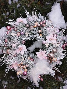 Dekorácie - Vianočný venček ružovo biely - 16179186_