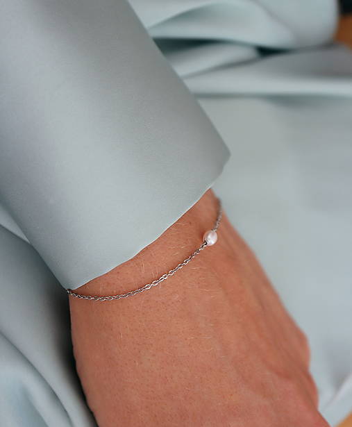 Náramky - Strieborný minimalistický náramok s perlou - 16179674_