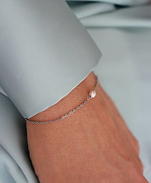 Náramky - Strieborný minimalistický náramok s perlou - 16179674_