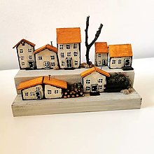 Dekorácie - Drevená dekorácia - podstavec s malými domčekmi - 16179639_