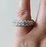 Prstene - Modro-zlatý prsteň šitý z korálok - 16182647_