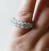 Prstene - Modro-zlatý prsteň šitý z korálok - 16182648_